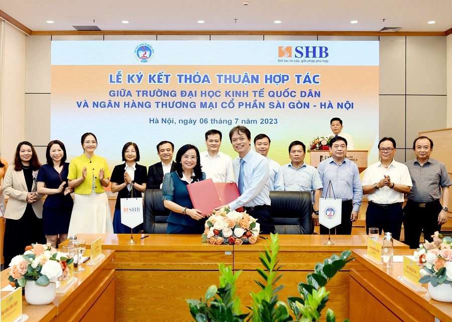 SHB sẽ c&ugrave;ng Trường Đại học Kinh tế Quốc d&acirc;n h&agrave;nh động quyết liệt, tr&aacute;ch nhiệm v&agrave; hiệu quả, hướng tới x&acirc;y dựng hợp t&aacute;c chiến lược l&acirc;u d&agrave;i, bền vững
