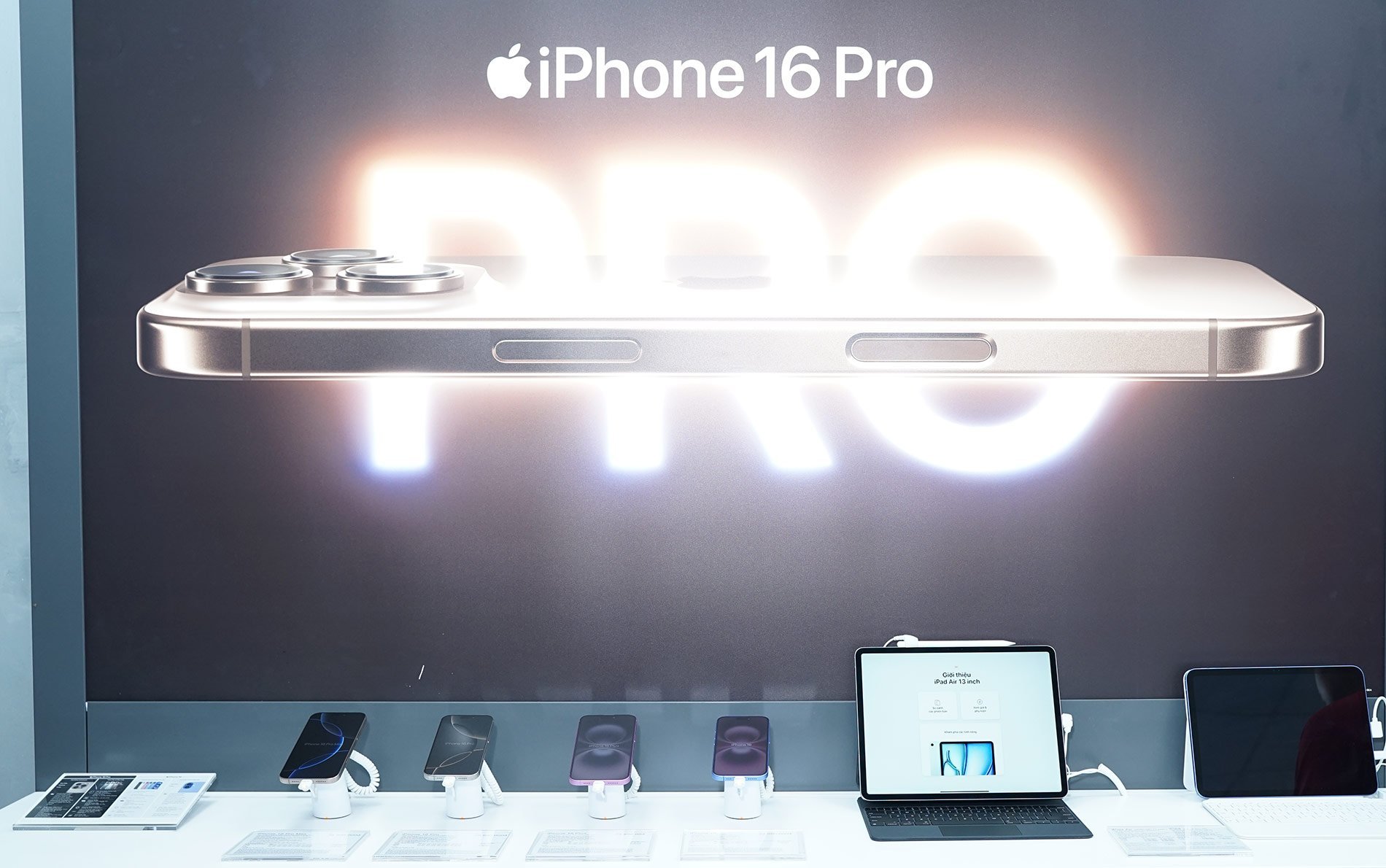 Loạt iPhone 16 được trưng b&agrave;y tại một đại l&yacute; uỷ quyền ở H&agrave; Nội. Ảnh: AT