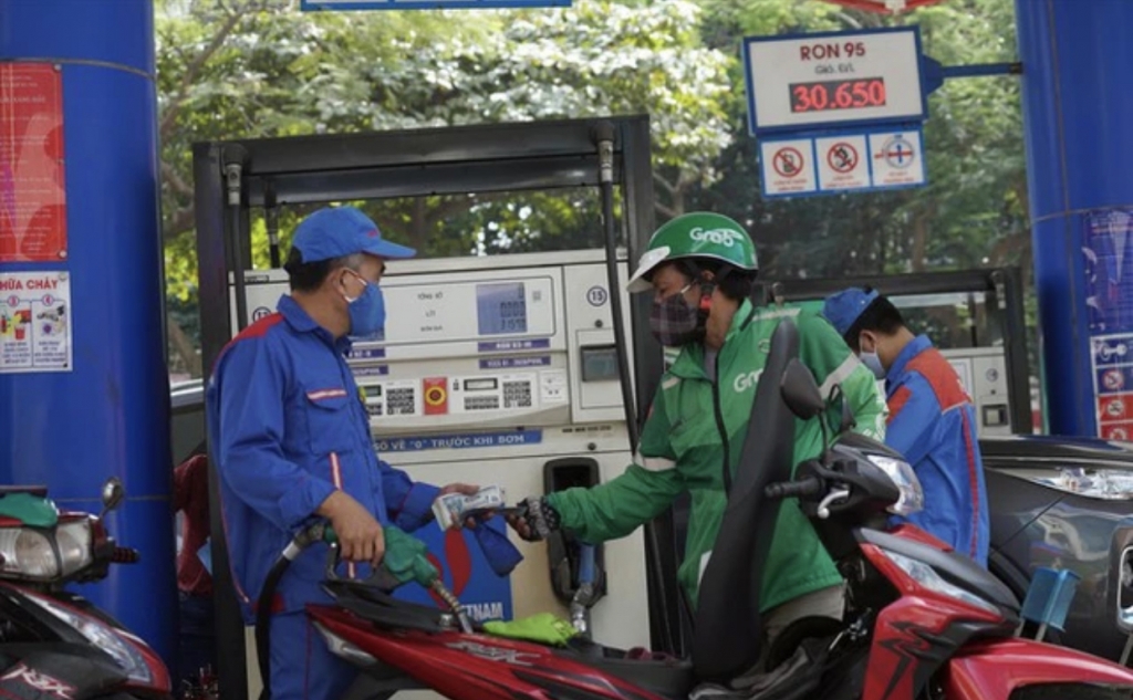 Gi&aacute; xăng dầu h&ocirc;m nay 8/7: Gi&aacute; dầu thế giới giảm nhẹ