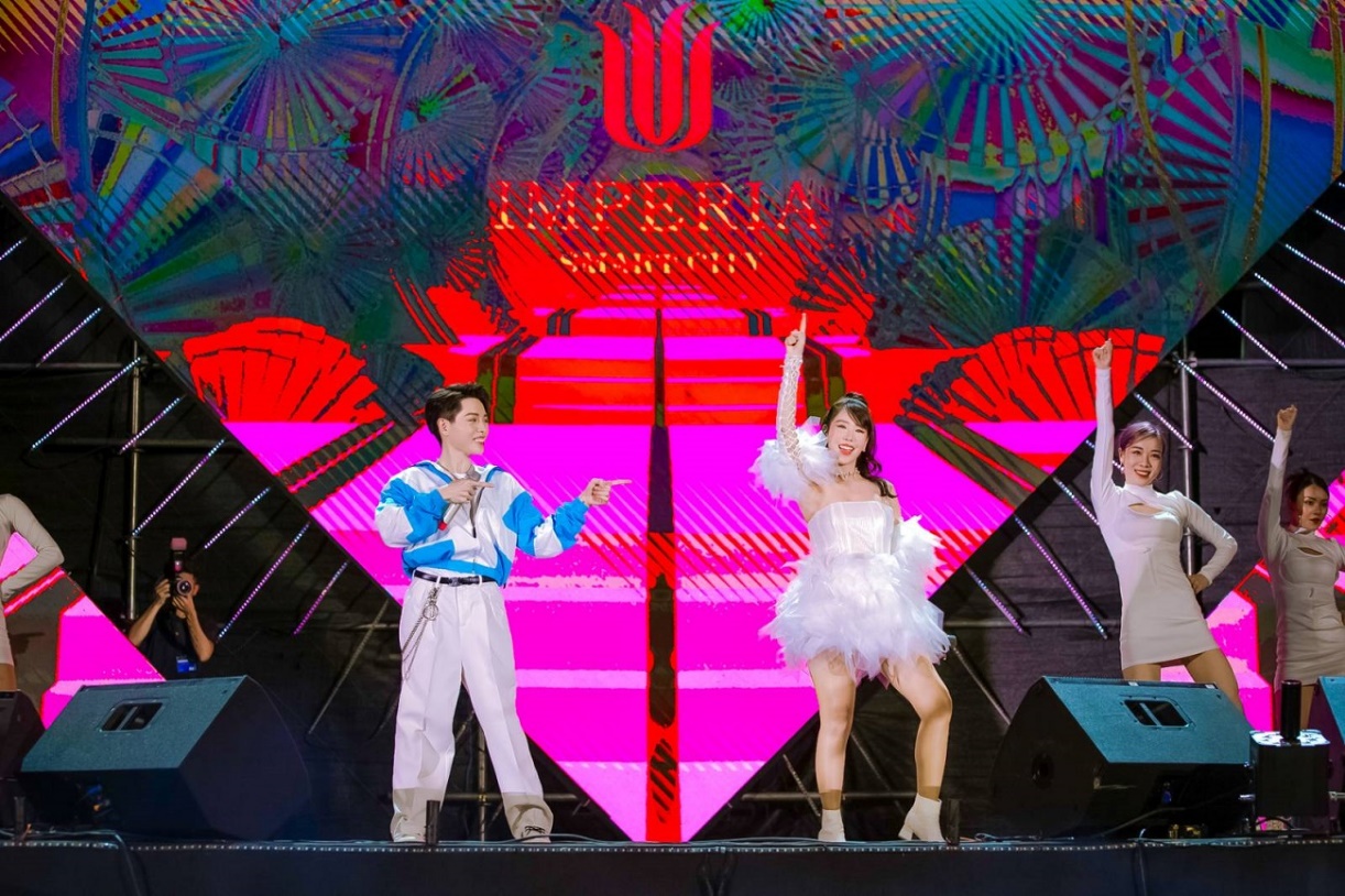 Đức Ph&uacute;c v&agrave; Min ăn &yacute; trong m&agrave;n tr&igrave;nh diễn &ldquo;Y&ecirc;u&rdquo;.