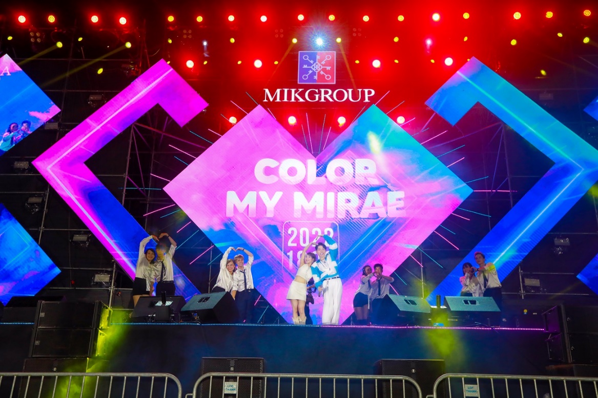 Đức Ph&uacute;c truyền tải t&igrave;nh y&ecirc;u v&agrave; năng lượng sống tươi vui qua m&agrave;n tr&igrave;nh diễn &ldquo;Hơn cả y&ecirc;u&rdquo;.