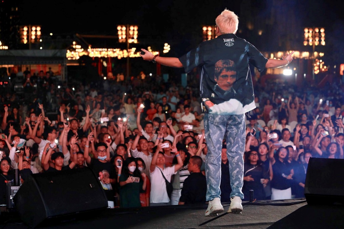 Cư d&acirc;n Imperia Smart City quẩy hết m&igrave;nh với phần tr&igrave;nh diễn của DJ Hazuny.