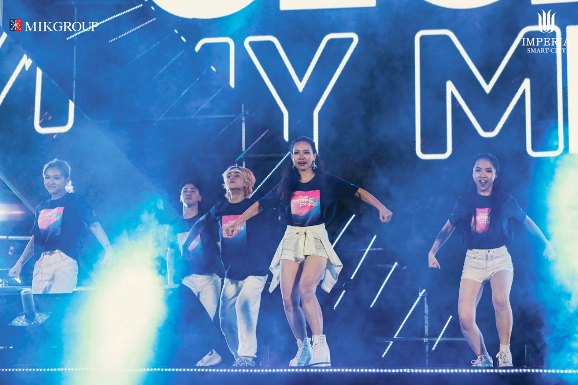 Vũ đo&agrave;n CAC biểu diễn lại điệu nhảy Mirae đ&atilde; v&ocirc; c&ugrave;ng &ldquo;viral&rdquo; được đ&ocirc;ng đảo bạn trẻ cover để ủng hộ chiến dịch thiện nguyện do MIKGroup tổ chức.
&nbsp;