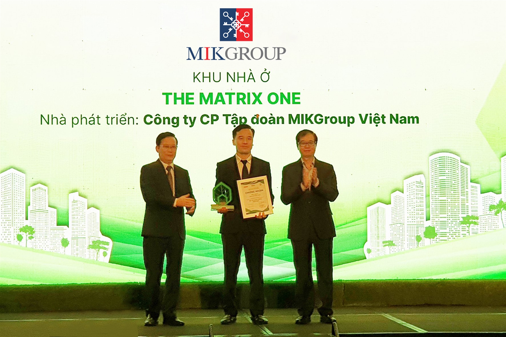 Đại diện MIKGroup nhận chứng nhận Dự &aacute;n đ&aacute;ng sống d&agrave;nh cho The Matrix One tại Lễ trao giải