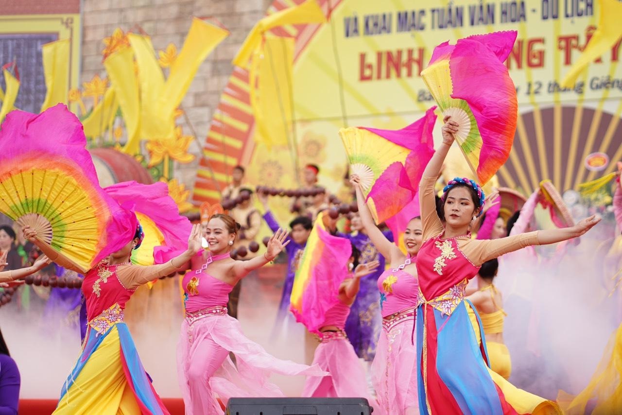 Tiết mục biểu diễn nghệ thuật t&aacute;i hiện lịch sử lễ hội (Ảnh: MIK Group).
