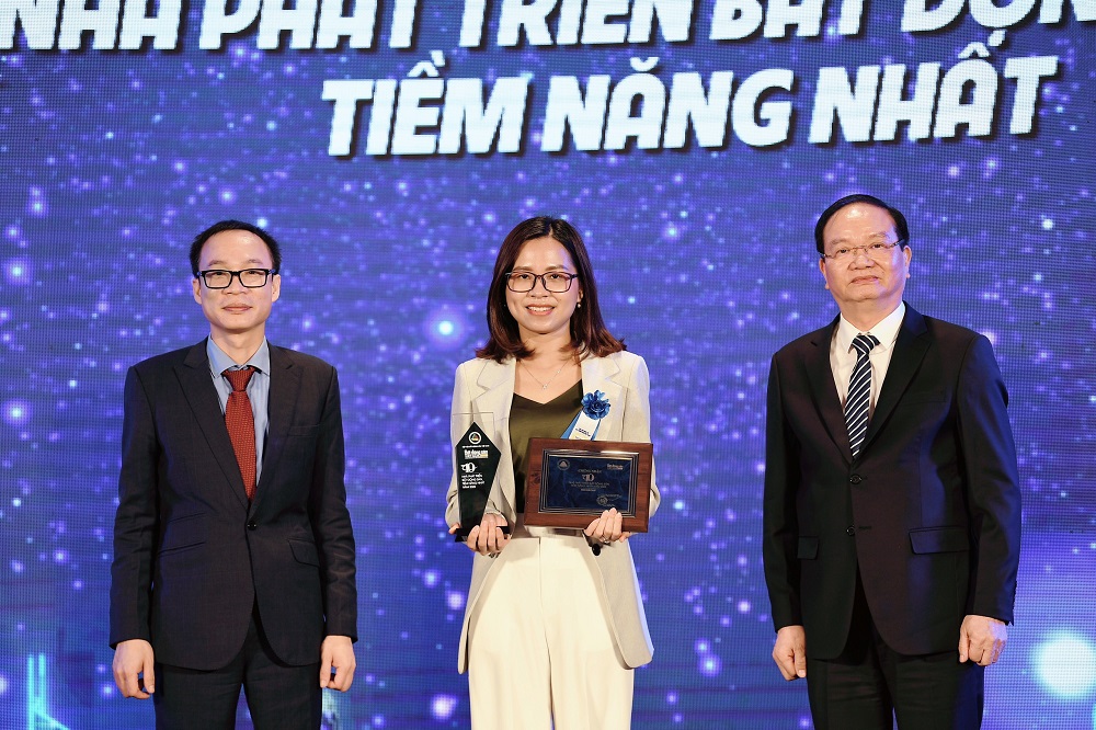 Đại diện MIKGroup nhận giải thưởng Top 2 Nh&agrave; ph&aacute;t triển Bất động sản tiềm năng nhất năm 2022.