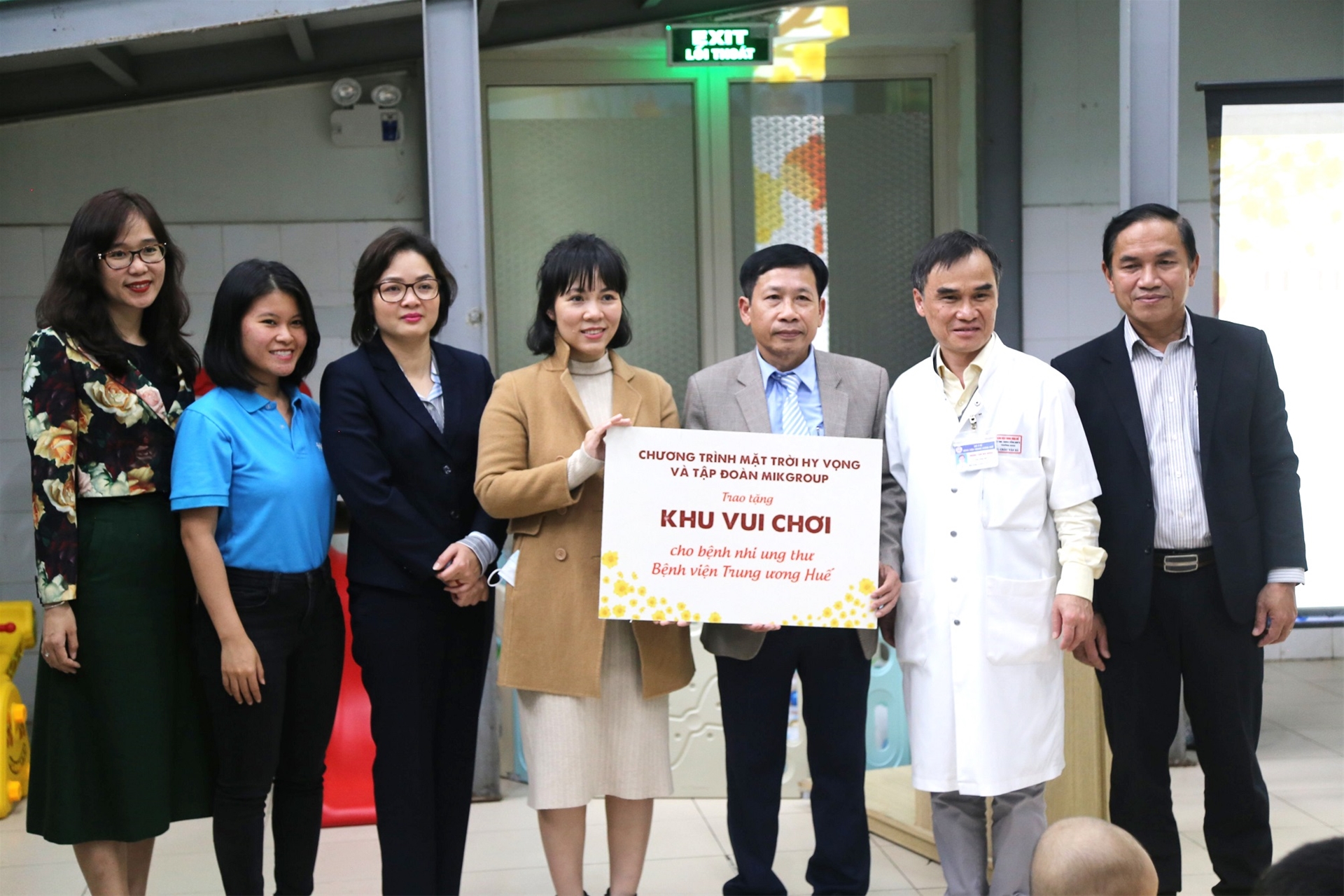 Đại diện MIKGroup trao tặng Khu vui chơi cho Bệnh viện Trung ương Huế