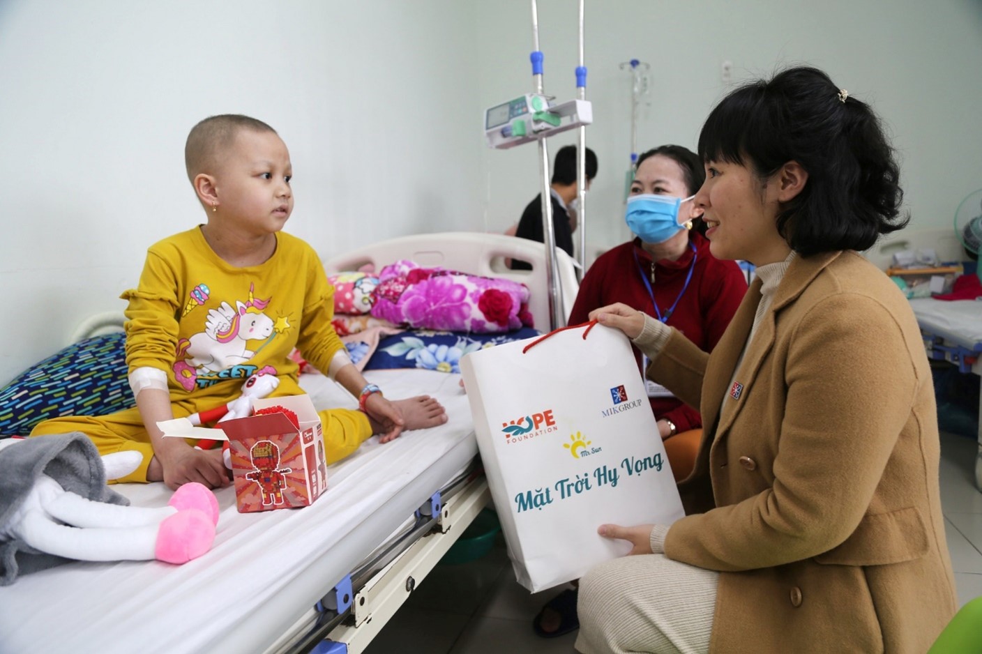 Đại diện MIKGroup tặng qu&agrave; Tết cho bệnh nhi
