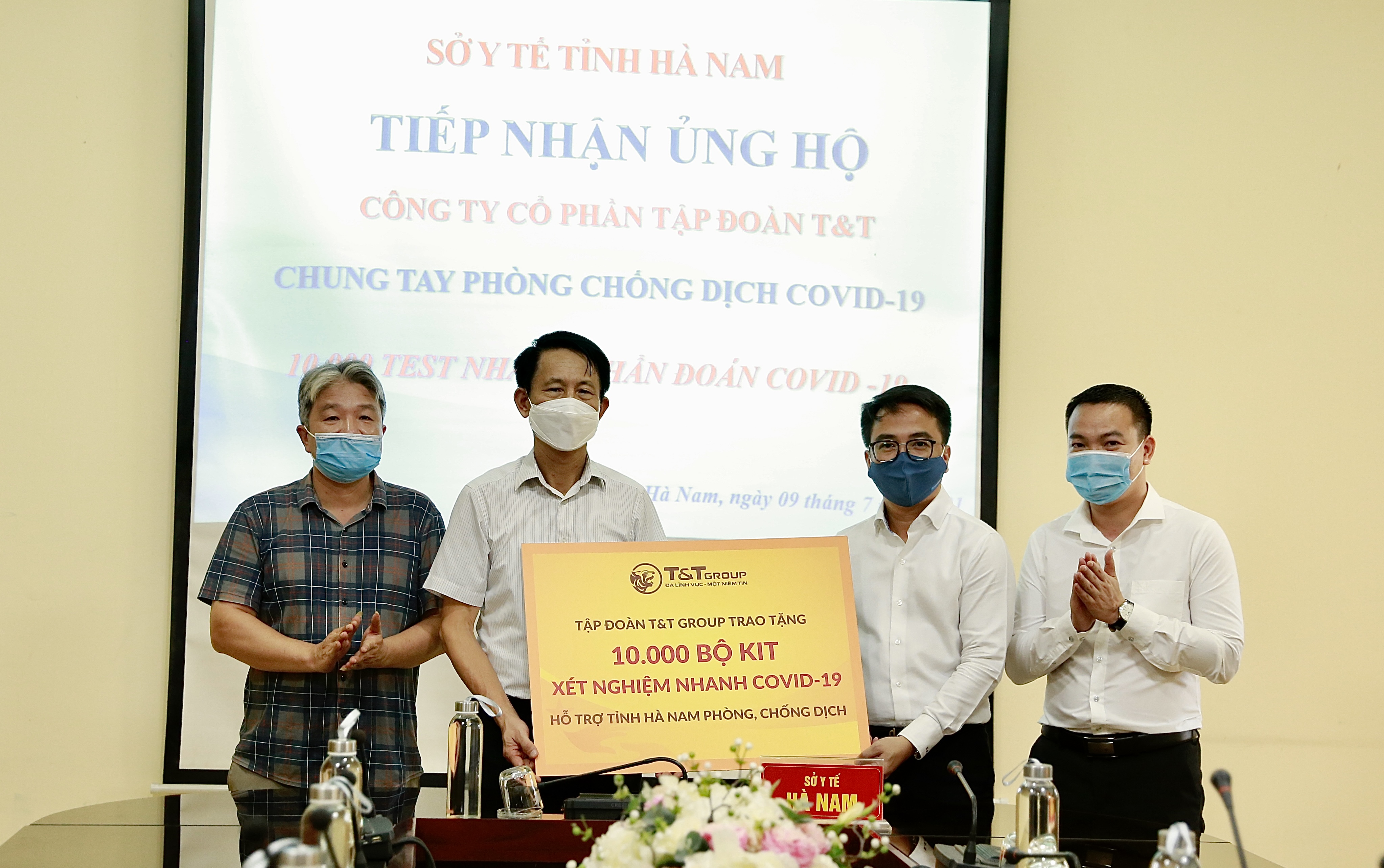 &Ocirc;ng Trần Viết Huệ, Ph&oacute; Gi&aacute;m đốc Sở Y tế, đại diện Ban Chỉ đạo ph&ograve;ng chống dịch COVID-19 tiếp nhận 10.000 bộ kit x&eacute;t nghiệm nhanh COVID-19 do Tập đo&agrave;n T&amp;T Group trao tặng