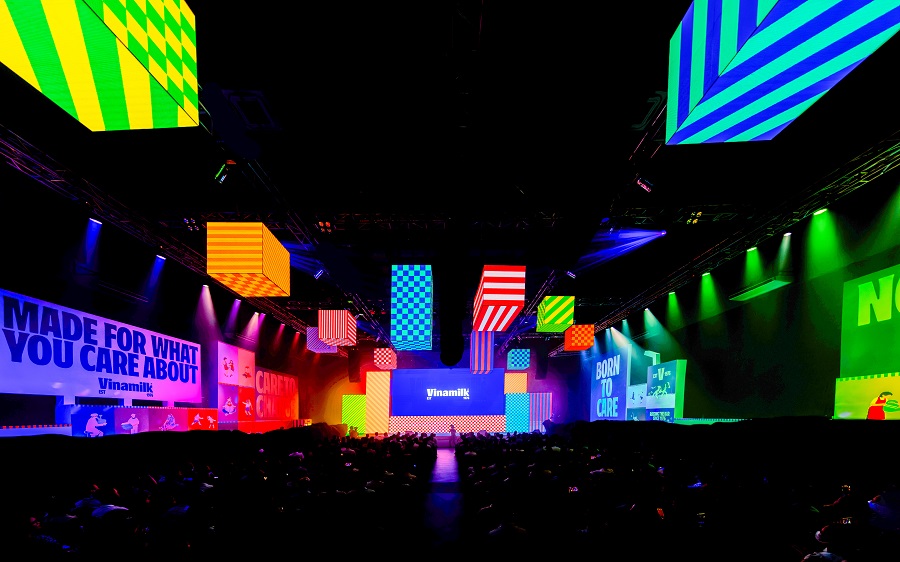 V&eacute;n m&agrave;n bộ nhận diện thương hiệu mới của Vinamilk, một thế giới đầy m&agrave;u sắc, thể hiện tinh thần trẻ trung v&agrave; kh&aacute;t khao, hiện th&acirc;n cho nguồn năng lượng trẻ Việt Nam.