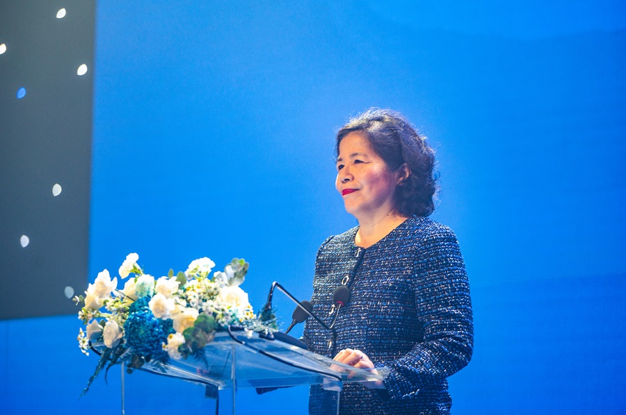 B&agrave; Mai Kiều Li&ecirc;n, Tổng Gi&aacute;m Đốc Vinamilk ph&aacute;t biểu về lần t&aacute;i định vị thương hiệu lần n&agrave;y. Theo đ&oacute;, việc ra mắt bộ nhận diện thương hiệu mới phản &aacute;nh tinh thần &ldquo;t&aacute;o bạo, quyết t&acirc;m, lu&ocirc;n l&agrave; ch&iacute;nh m&igrave;nh&rdquo; của Vinamilk c&ugrave;ng lời cam kết: &ldquo;Mỗi sản phẩm sẽ l&agrave; lời hứa dinh dưỡng d&agrave;nh cho bạn v&agrave; những người th&acirc;n qu&yacute;.&rdquo;