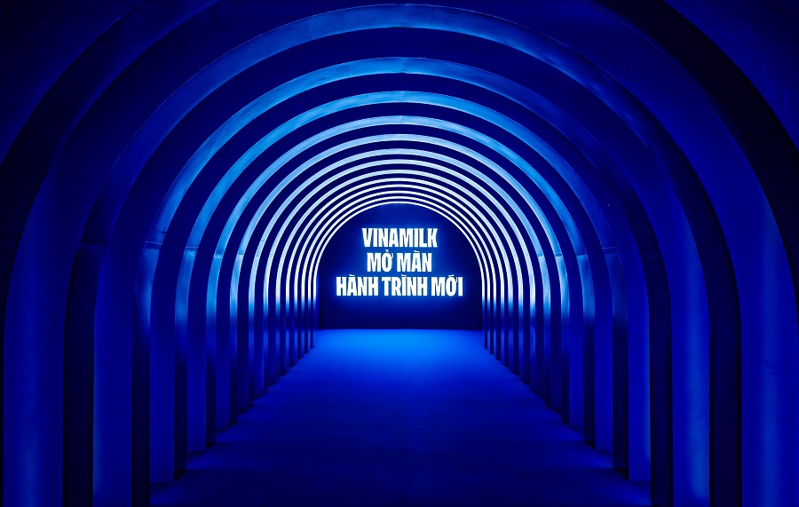 Kh&ocirc;ng gian trước sự kiện gợi cảm gi&aacute;c t&ograve; m&ograve; cho người xem về bộ nhận diện thương hiệu mới.