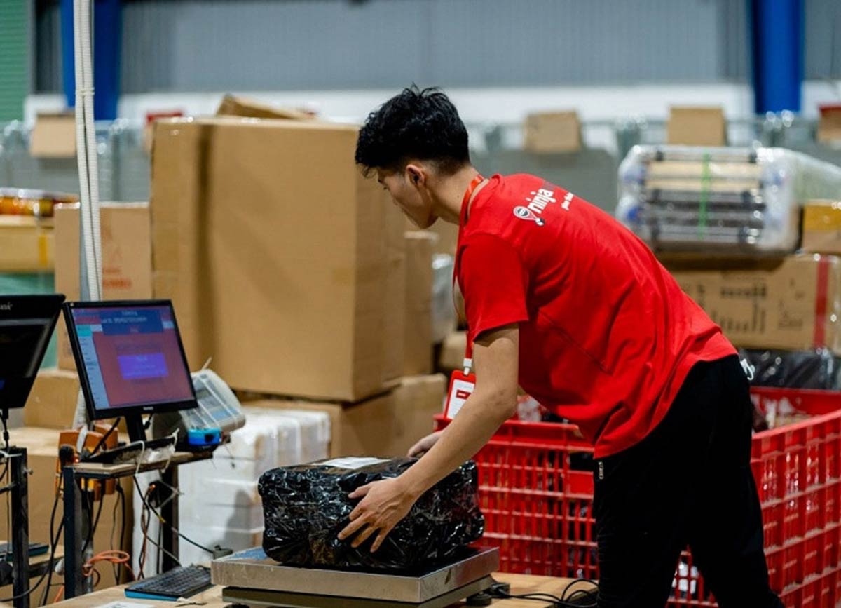 H&#224;ng nhập khẩu dưới 1 triệu đồng sắp bị thu thuế VAT tự động - Ảnh 1