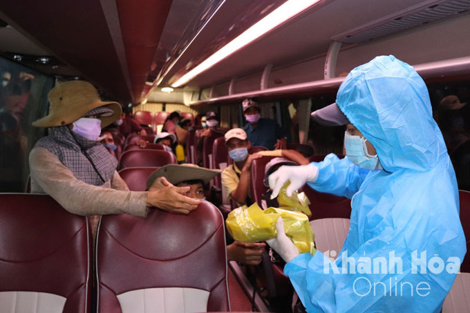 Không có xe khách về quê vì dịch Covid-19, đoàn 47 người tính đi bộ 400km từ Khánh Hòa về Quảng Ngãi - Ảnh 2