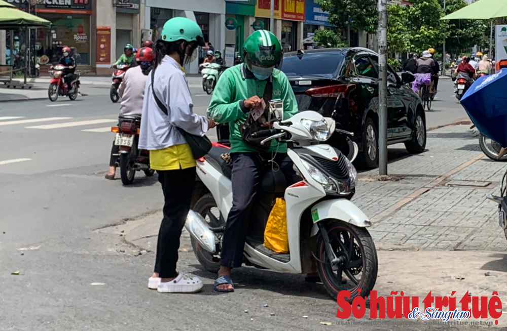 Từ ng&agrave;y 6/7 Grab thu ph&iacute; nắng n&oacute;ng tại TP.HCM, H&agrave; Nội v&agrave; nhiều tỉnh th&agrave;nh kh&aacute;c.