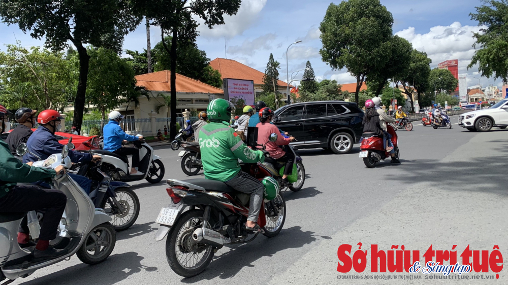 &nbsp;Grab t&iacute;nh th&ecirc;m phụ ph&iacute; khi kh&aacute;ch đặt v&agrave;o thời tiết nắng n&oacute;ng gay gắt