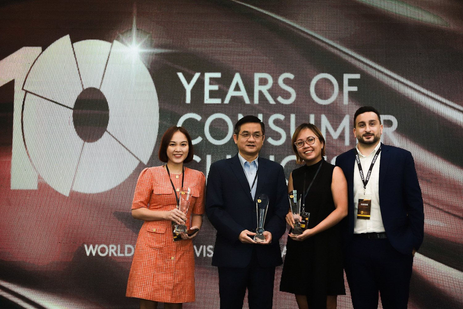 &Ocirc;ng Nguyễn Quang Tr&iacute;, Gi&aacute;m đốc Điều h&agrave;nh Marketing Vinamilk (thứ 2 từ tr&aacute;i sang) đại diện nhận c&uacute;p lưu niệm từ Kantar Vietnam trong sự kiện kỉ niệm 10 năm c&ocirc;ng bố B&aacute;o c&aacute;o &ldquo;Dấu ch&acirc;n thương hiệu&rdquo; &nbsp;