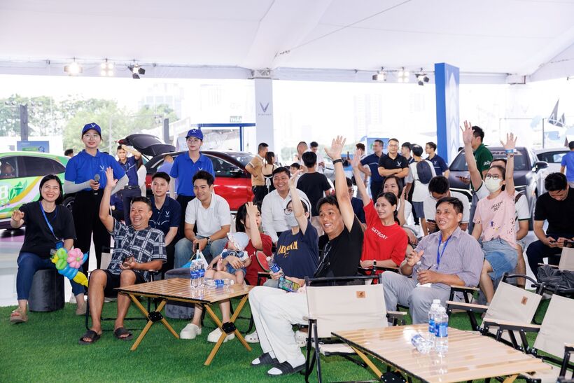 Kh&ocirc;ng kh&iacute; của sự kiện &ldquo;Thu xăng &ndash; Đổi điện&rdquo; lu&ocirc;n s&ocirc;i động với sự tham gia của đ&ocirc;ng đảo kh&aacute;ch h&agrave;ng đăng k&yacute; trải nghiệm, tư vấn, định gi&aacute; xe.