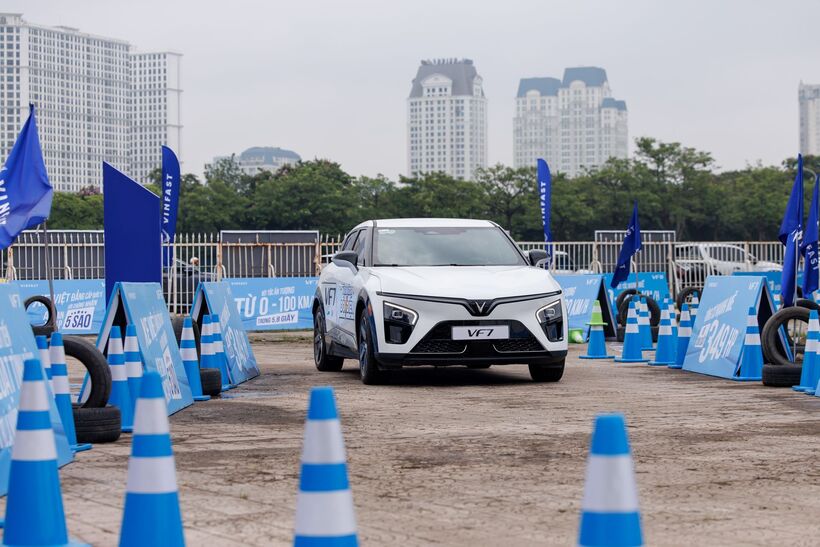 Mẫu VF 7 được kh&aacute;ch h&agrave;ng đ&aacute;nh gi&aacute; cao bởi khả năng tăng tốc v&agrave; đầm chắc vượt trội so với c&aacute;c mẫu xe c&ugrave;ng tầm tiền