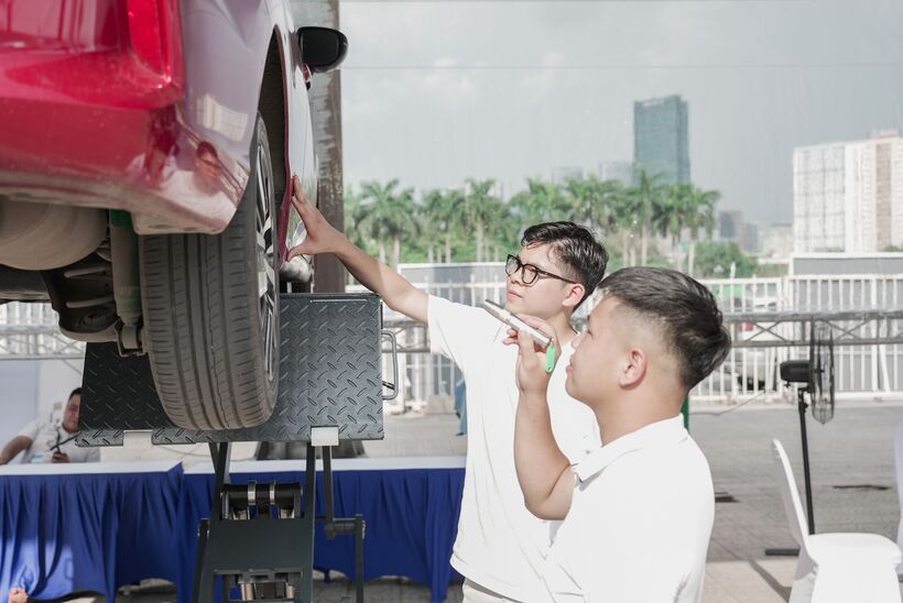 Anh Nguyễn Văn Ho&agrave;ng (đeo k&iacute;nh) cho rằng những ch&iacute;nh s&aacute;ch của VinFast hỗ trợ chủ xe xăng l&ecirc;n đời xe điện qu&aacute; hấp dẫn