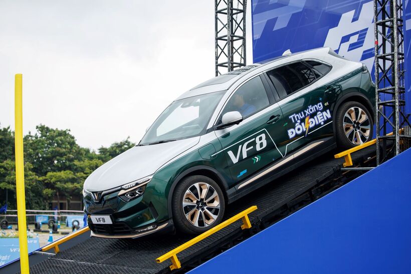 Mẫu VF 8 đ&atilde; thuyết phục được đ&ocirc;ng đảo người d&ugrave;ng sau c&aacute;c b&agrave;i test, từ &ocirc;m cua tới l&ecirc;n xuống dốc, tăng giảm tốc độ&hellip;