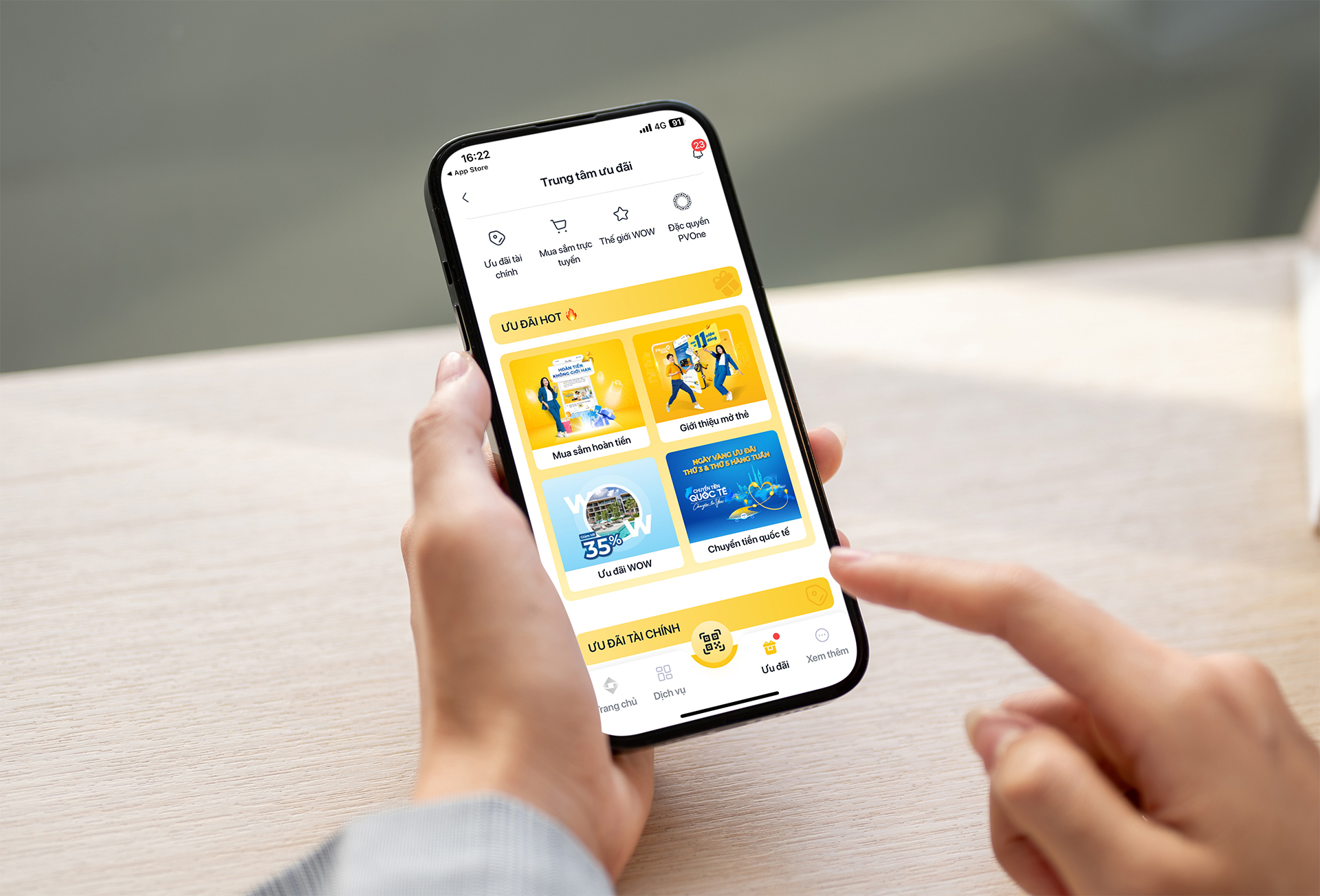 Kh&aacute;ch h&agrave;ng dễ d&agrave;ng trải nghiệm hệ sinh th&aacute;i ưu đ&atilde;i tại PVcomBank chỉ với &ldquo;một chạm&rdquo; tr&ecirc;n PVConnect.