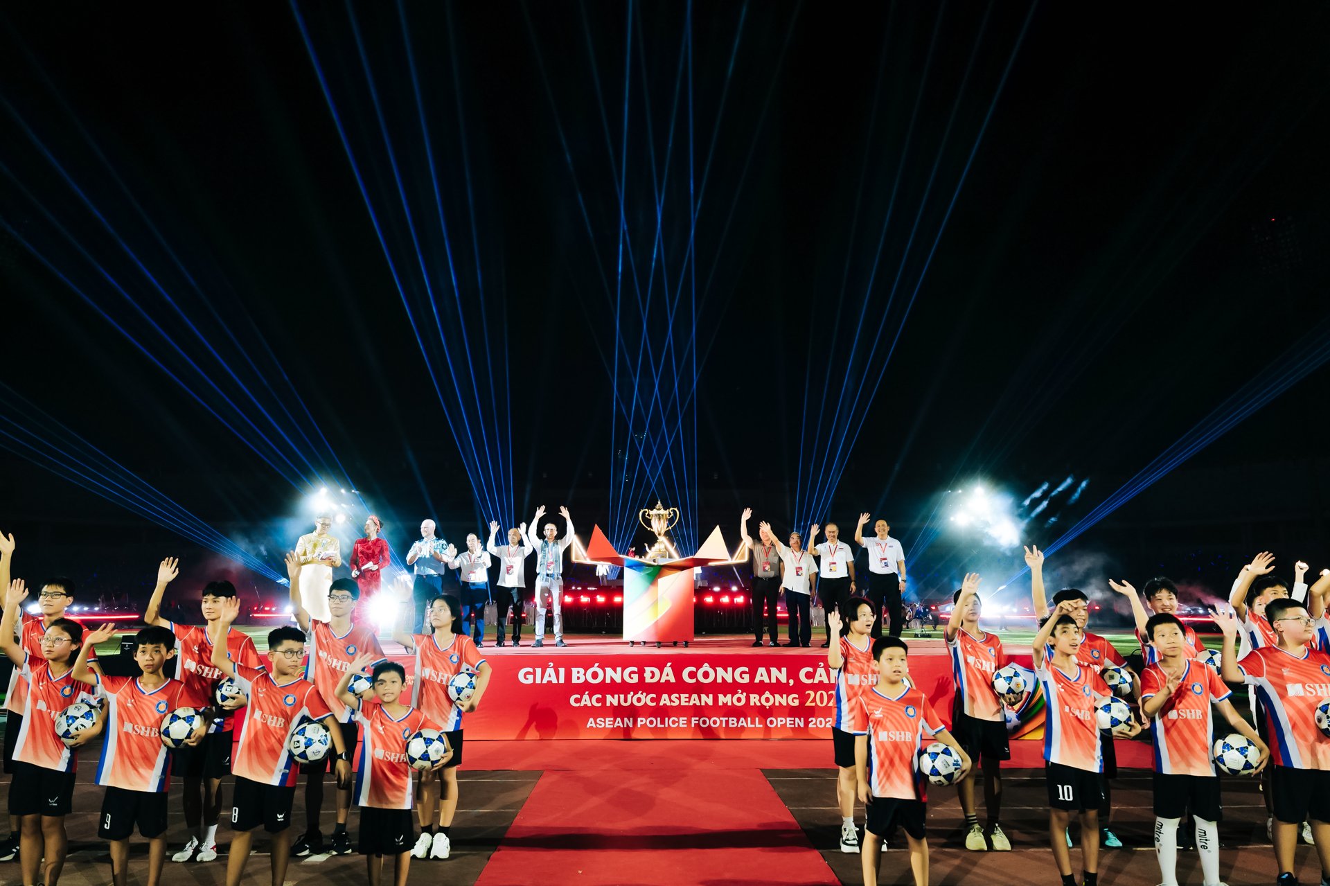 Lễ khai mạc được d&agrave;n dựng c&ocirc;ng phu, ho&agrave;nh tr&aacute;ng kết hợp h&agrave;i h&ograve;a giữa &acirc;m nhạc truyền thống v&agrave; hiện đại, mang đậm bản sắc văn h&oacute;a của c&aacute;c quốc gia ASEAN