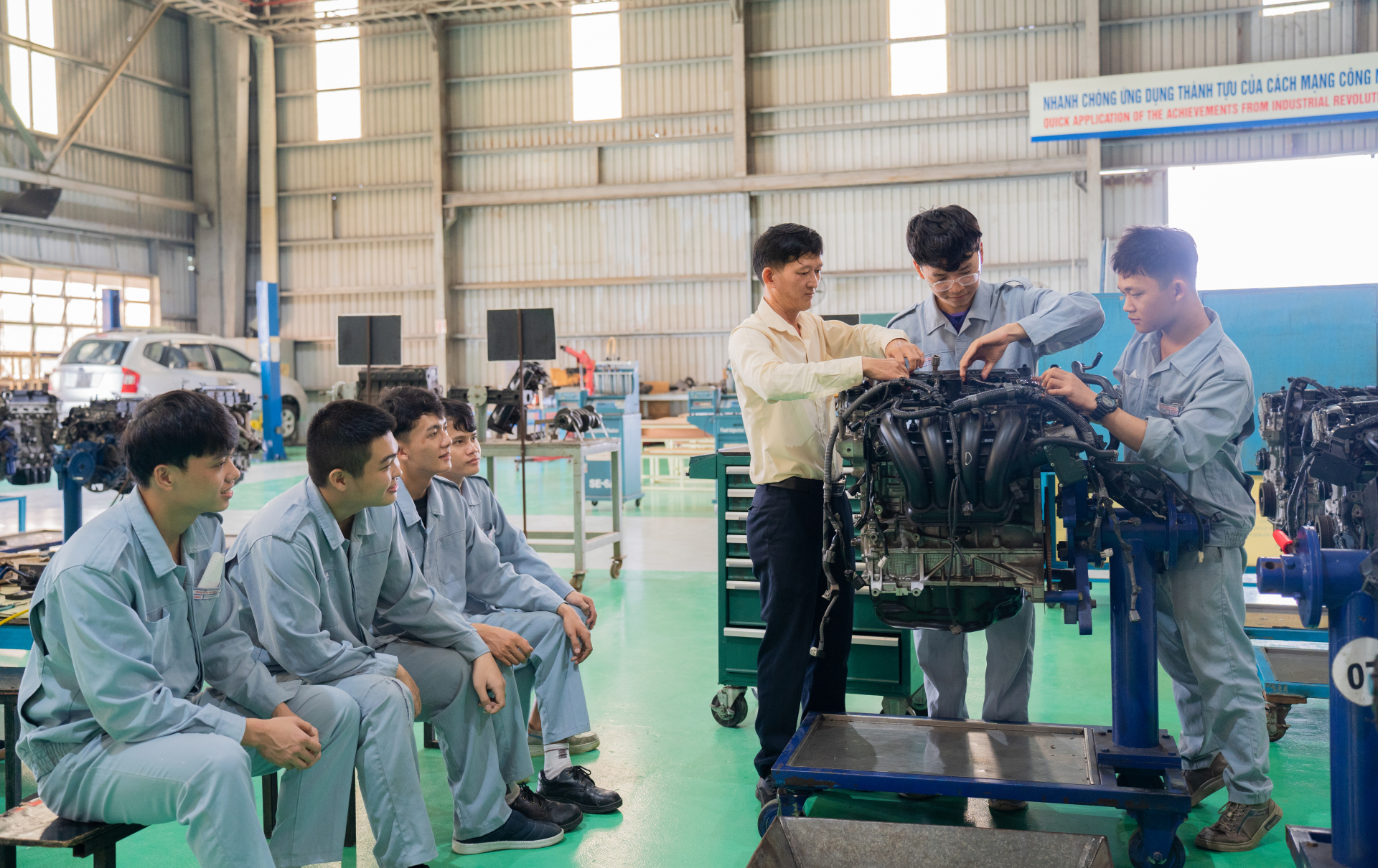 Sinh vi&ecirc;n thực h&agrave;nh với c&aacute;c m&aacute;y m&oacute;c, thiết bị hiện đại, gần 100% sinh vi&ecirc;n sau khi ra trường c&oacute; việc l&agrave;m v&agrave; l&agrave;m được việc.