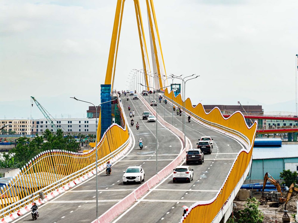 Cầu Ho&agrave;ng Gia kh&ocirc;ng chỉ gi&uacute;p người d&acirc;n di chuyển thuận tiện, nhanh ch&oacute;ng m&agrave; c&ograve;n x&aacute;c lập vị thế dẫn đầu của Vũ Y&ecirc;n trong kh&ocirc;ng gian ph&aacute;t triển của Thủy Nguy&ecirc;n &ndash; trung t&acirc;m h&agrave;nh ch&iacute;nh mới của Hải Ph&ograve;ng.