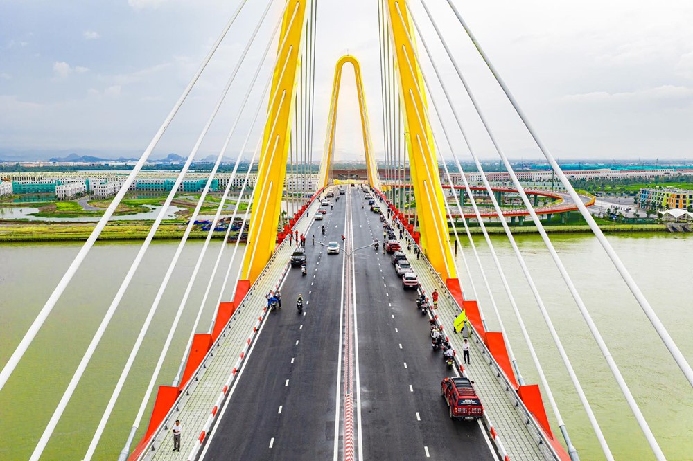 Ng&agrave;y 15/07/2025 - Cầu Ho&agrave;ng Gia do Tập đo&agrave;n Vingroup đầu tư, kết nối trực tiếp dự &aacute;n Vinhomes Royal Island với trung t&acirc;m th&agrave;nh phố đ&atilde; ch&iacute;nh thức th&ocirc;ng xe, r&uacute;t ngắn thời gian di chuyển từ Vũ Y&ecirc;n tới trung t&acirc;m chỉ trong 5 ph&uacute;t.