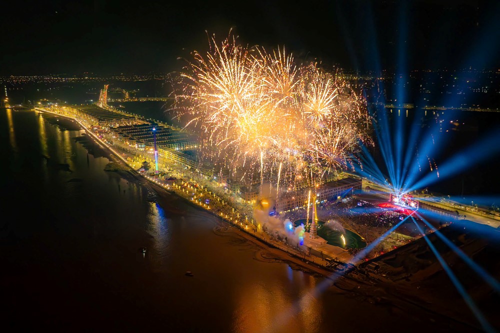 Cầu Ho&agrave;ng Gia được Tập đo&agrave;n Vingroup triển khai thi c&ocirc;ng trong chưa đến 2 năm với thiết kế ấn tượng như c&aacute;nh cửa ch&agrave;o đ&oacute;n quốc tế (World Gateway Bridge)