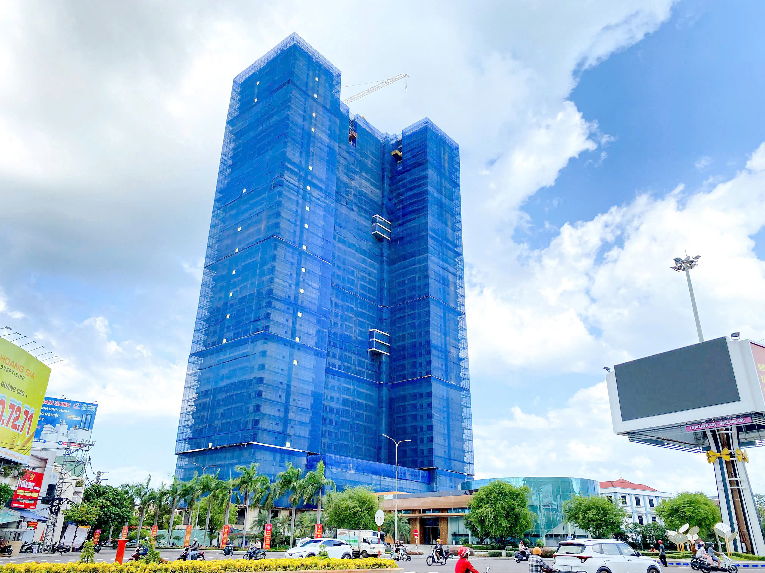 Grand Center Quy Nhon tọa lạc vị tr&iacute; v&agrave;ng hiếm c&oacute; giữa trung t&acirc;m phố biển Quy Nhơn với 4 mặt tiền đường, ngay v&ograve;ng xoay Nguyễn Tất Th&agrave;nh sầm uất