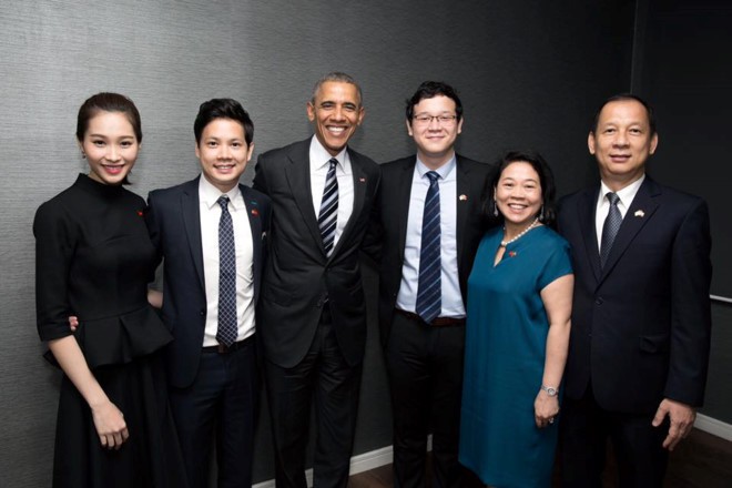Gia đ&igrave;nh doanh nh&acirc;n Dương Thanh Thủy chụp h&igrave;nh lưu niệm c&ugrave;ng cựu Tổng thống Mỹ Barrack Obama trong chuyến thăm Dreamplex - kh&ocirc;ng gian l&agrave;m việc chung do CEO Nguyễn Trung T&iacute;n s&aacute;ng lập. (Ảnh: Zing).