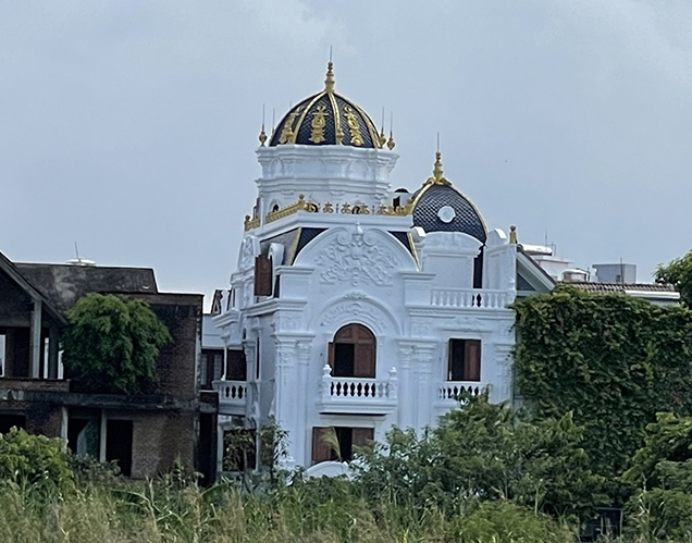 Căn biệt thự cạnh số nhà D9-BT8 Khu đô thị Việt Hưng được xây dựng như 1 tòa lâu đài.