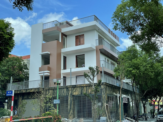 Công trình nằm đầu phố Hoa Bằng Lăng – BT8 (cạnh số nhà A24 – BT8) xây dựng vượt chiều cao.