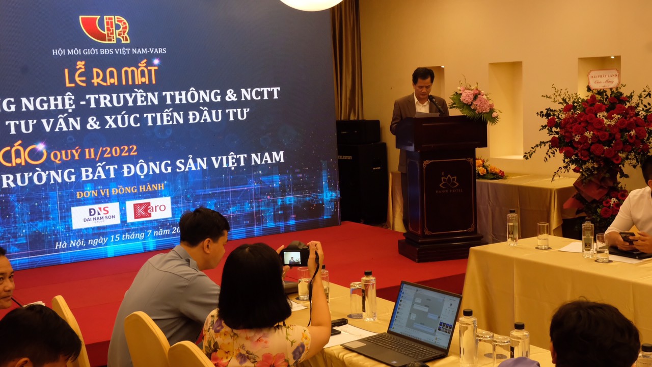 &Ocirc;ng Nguyễn Văn Đ&iacute;nh, Chủ tịch VARS cho biết thị trường bất động sản 6 th&aacute;ng cuối năm tiếp tục đứng trước &aacute;p lực tăng gi&aacute; v&agrave; gặp kh&oacute; về thanh khoản.
