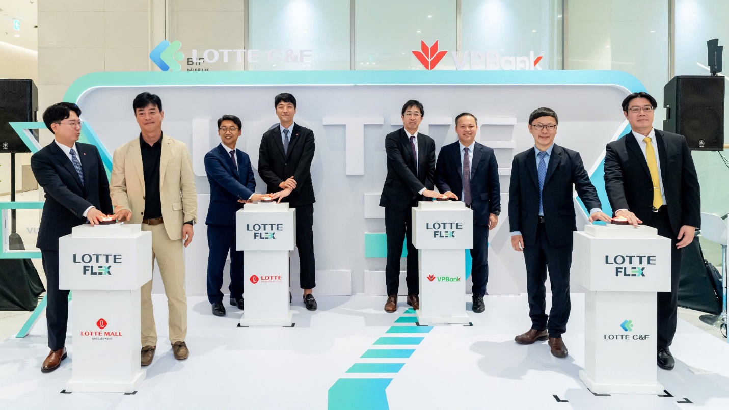 Đại diện VPBank v&agrave; LOTTE C&amp;F tại sự kiện ra mắt LOTTE FLEX