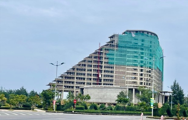 Dự &aacute;n Kh&aacute;ch sạn 5 sao Pullman Quảng B&igrave;nh do C&ocirc;ng ty Cổ phần Du lịch H&agrave; Nội - Quảng B&igrave;nh l&agrave;m chủ đầu tư, dự &aacute;n chậm tiến độ 54 th&aacute;ng, nợ tiền thu&ecirc; đất hơn 5,7 tỷ đồng v&agrave; nợ tiền thuế đất sử dụng đất phi n&ocirc;ng nghiệp h&agrave;ng trăm triệu đồng.