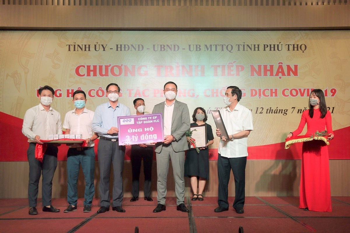 &Ocirc;ng Đỗ Việt H&ugrave;ng &ndash; Ph&oacute; TGĐ FLC trao tặng 3 tỷ đồng kinh ph&iacute; hỗ trợ Ph&uacute; Thọ trong c&ocirc;ng t&aacute;c ph&ograve;ng chống dịch