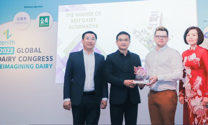 Đại diện Vinamilk&nbsp;nhận giải&nbsp;&ldquo;Qu&aacute;n qu&acirc;n&rdquo; ở&nbsp;hạng mục &ldquo;Sản phẩm thay thế sữa tốt nhất&rdquo; (Best&nbsp;Dairy Alternative) cho sản phẩm Sữa 9 Loại Hạt Vinamilk Super Nut&nbsp;tại Hội Nghị Sữa To&agrave;n Cầu&nbsp;2023&nbsp;(World Dairy Innovation Awards 2023)&nbsp;diễn ra tại Anh Quốc th&aacute;ng 6 vừa qua.&nbsp;(Ảnh: Vinamilk).