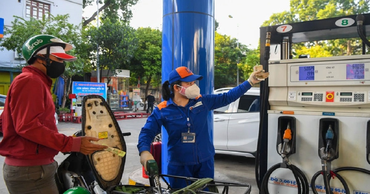 Gi&aacute; xăng tăng 1.300 đồng/l&iacute;t. Ảnh: B&aacute;o Bắc Giang