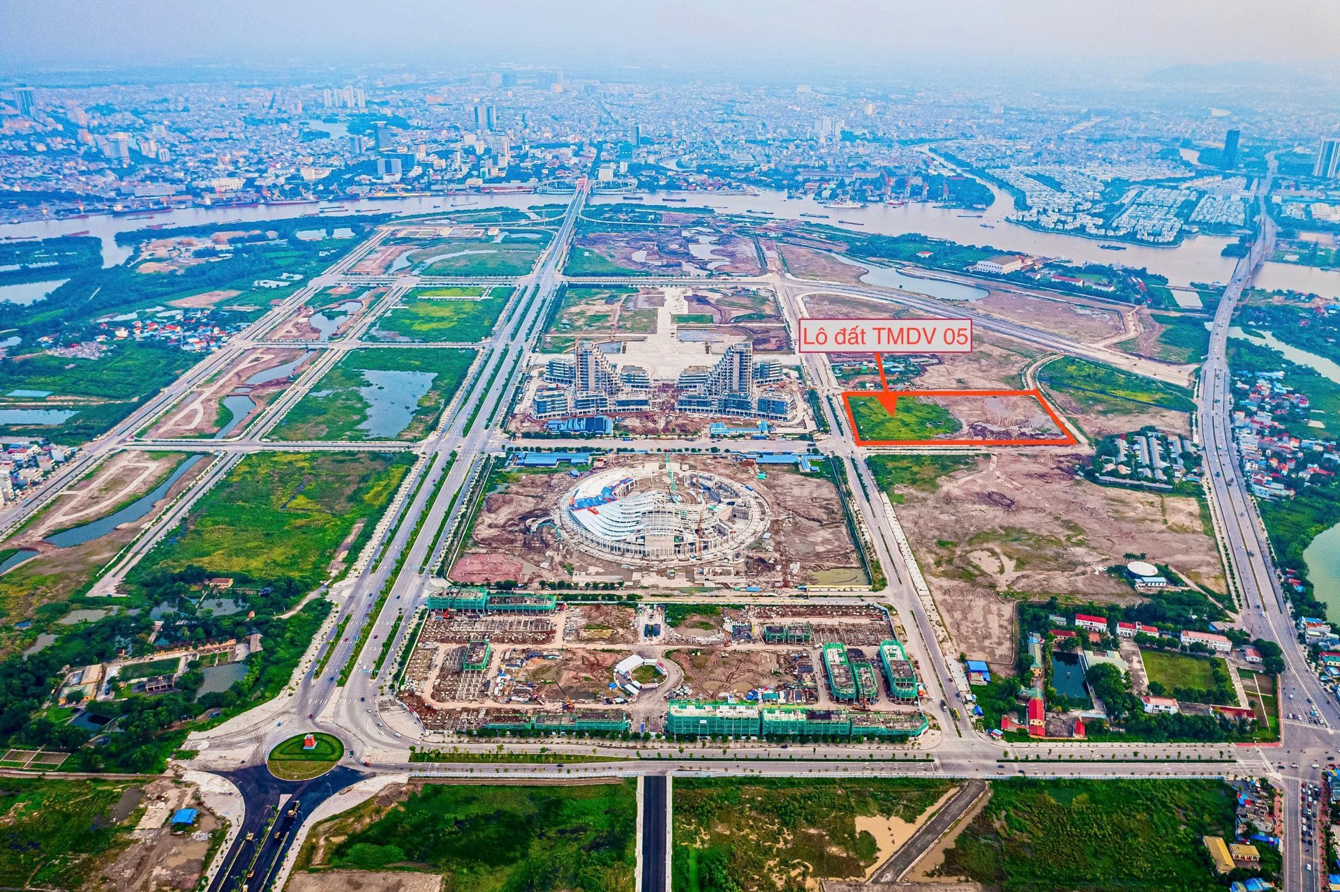 Vị tr&iacute; l&ocirc; đất TMDV 05 ph&iacute;a Đ&ocirc;ng gi&aacute;p Trung t&acirc;m Ch&iacute;nh trị - H&agrave;nh ch&iacute;nh v&agrave; biểu diễn th&agrave;nh phố, Ph&iacute;a Nam gi&aacute;p khu đa chức năng, Ph&iacute;a Bắc gi&aacute;p đất qu&acirc;n sự v&agrave; đường nội khu, ph&iacute;a Nam gi&aacute;p khu đa chức năng (Ảnh: To&agrave;n Trần).