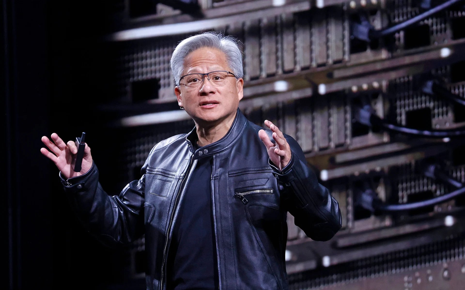 CEO&nbsp;Nvidia&nbsp;Jensen Huang thường xuy&ecirc;n kho&aacute;c chiếc &aacute;o da tại nhiều sự kiện. Ảnh:&nbsp;Getty Images