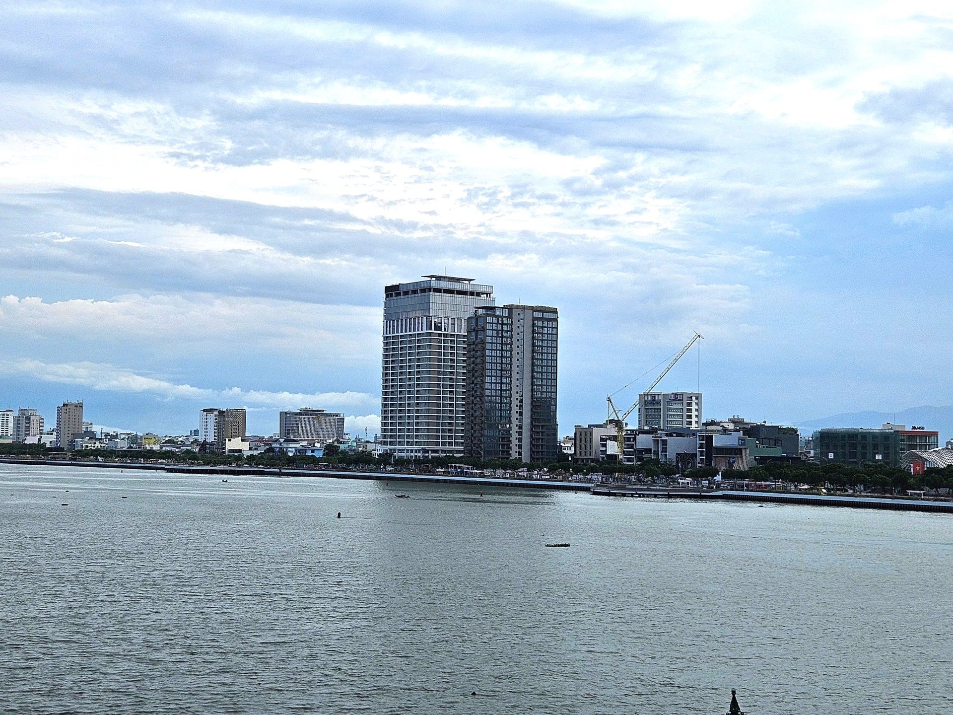 Trong 6 th&aacute;ng đầu năm 2025, thị trường Đ&agrave; Nẵng c&oacute; th&ecirc;m c&aacute;c dự &aacute;n hạng sang nằm ngay trung t&acirc;m v&agrave; dọc s&ocirc;ng H&agrave;n&nbsp;ghi nhận gi&aacute; b&aacute;n l&ecirc;n đến 130 v&agrave; 200 triệu đồng/m2 th&ocirc;ng thủy.