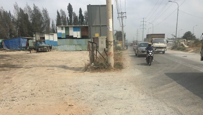 Dự &aacute;n Cải tạo, n&acirc;ng cấp, ho&agrave;n thiện mặt đường tuyến V&agrave;nh đai ph&iacute;a Đ&ocirc;ng c&ograve;n hết sức ngổn ngang.