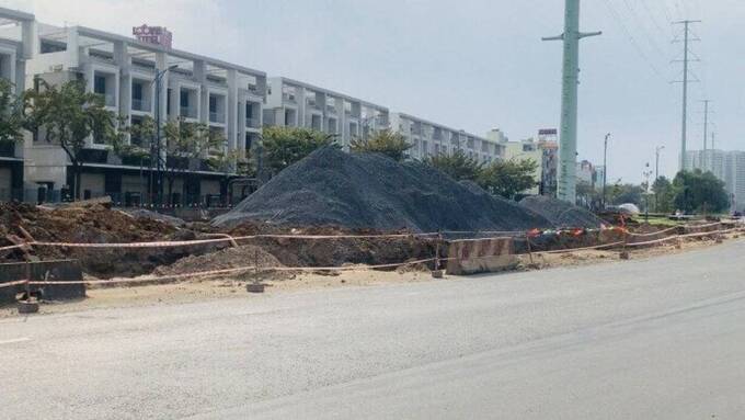 Nh&agrave; thầu Lạc An thi c&ocirc;ng mở rộng đường Đồng Văn Cống nhiều năm qua nhưng hết sức &ldquo;bầy hầy&rdquo;, kh&ocirc;ng đ&uacute;ng cam kết theo hợp đồng n&ecirc;n Sở Giao th&ocirc;ng vận tải Tp.HCM &ldquo;trảm&rdquo;.