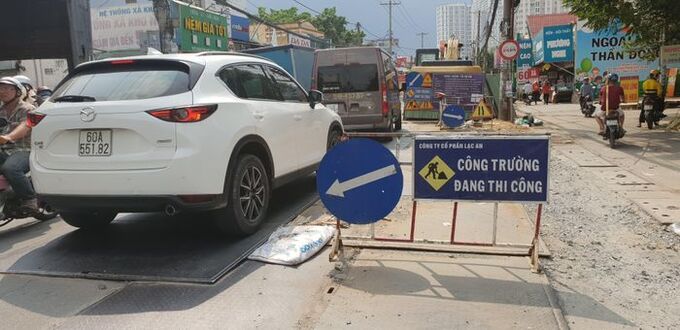 C&ocirc;ng trường hết sức "bầy hầy" tại khu vực đường Nguyễn Duy Trinh v&agrave; Nguyễn Thị Định (Tp. Thủ Đức) - g&oacute;i thầu XL-03: X&acirc;y dựng hệ thống tho&aacute;t nước chung cấp 2, cấp 3, thuộc lưu vực 6.