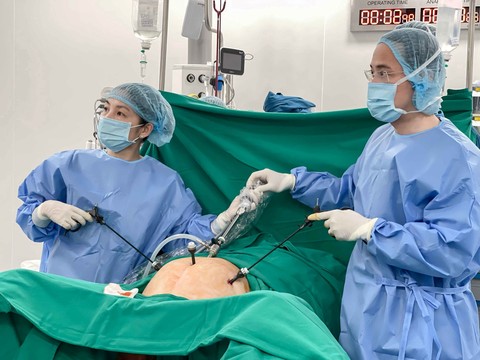 Vinmec Cần Thơ phẫu thuật nội soi thành công khối u tử cung lớn phức tạp - Ảnh 1