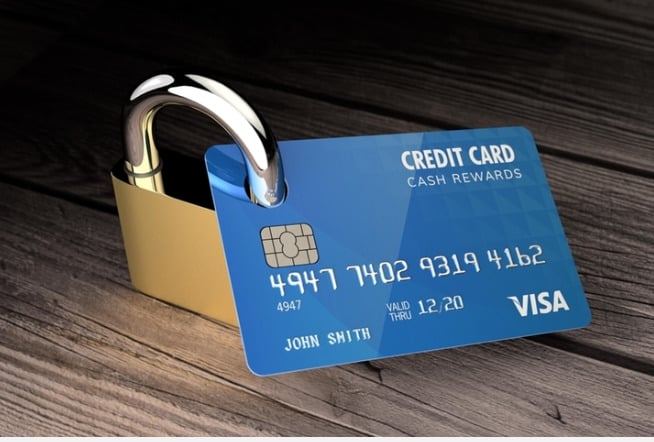 Ng&acirc;n h&agrave;ng được tạm dừng giao dịch nếu kh&ocirc;ng li&ecirc;n hệ được với chủ thẻ.