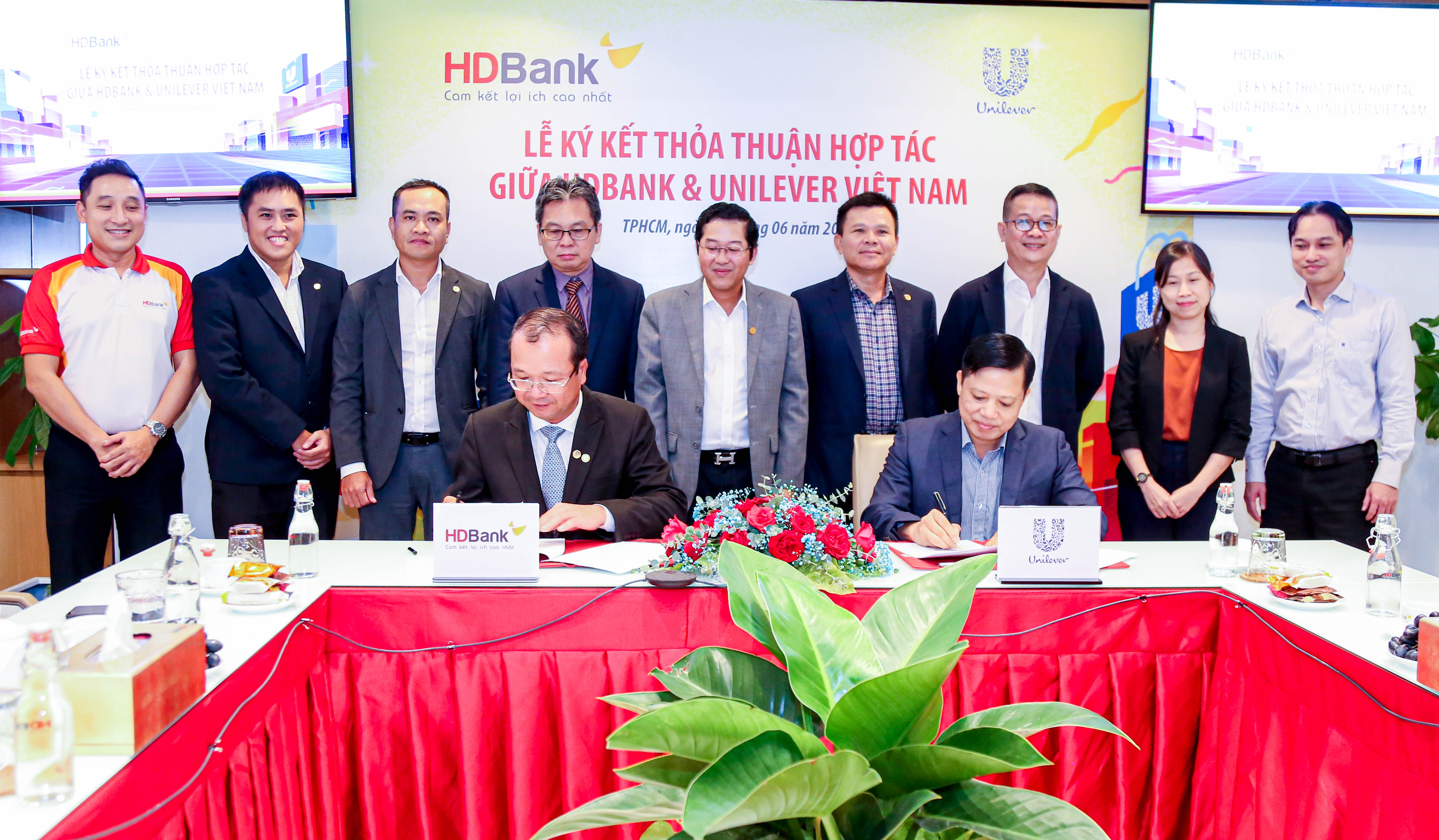 &Ocirc;ng Trần Quốc Anh &ndash; Gi&aacute;m đốc Khối Kh&aacute;ch h&agrave;ng C&aacute; nh&acirc;n HDBank v&agrave; &Ocirc;ng Trương C&ocirc;ng Vĩnh &ndash; Ph&oacute; Chủ tịch Ph&aacute;t triển Kh&aacute;ch h&agrave;ng Unilever Việt Nam thực hiện lễ k&yacute; kết thỏa thuận hợp t&aacute;c giữa hai doanh nghiệp - Ảnh: HDB &nbsp;